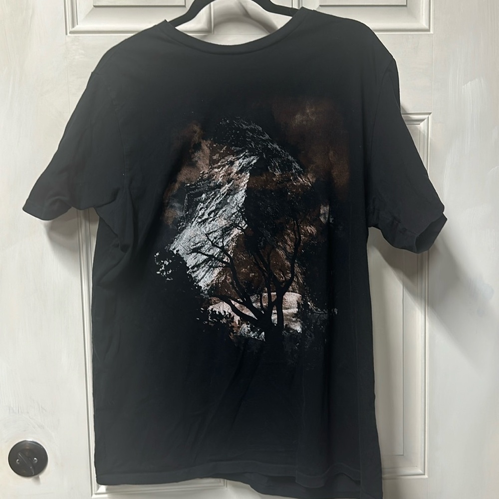 XL black men’s tee with cool graphic
